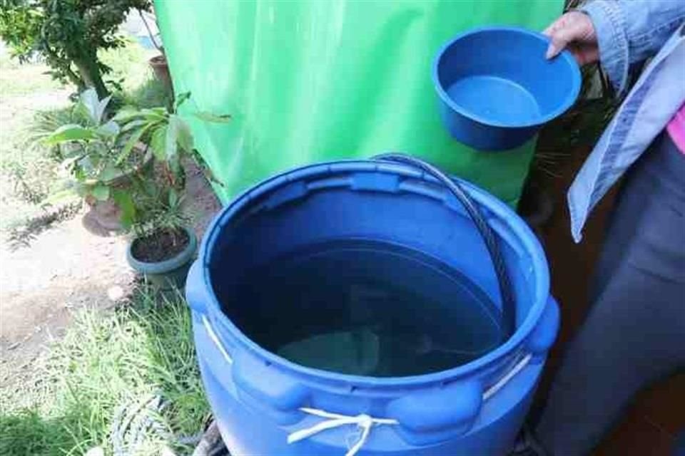 Vecinos de la Colonia Anzures colocaron cubetas de agua para reutilizar la lluvia. 