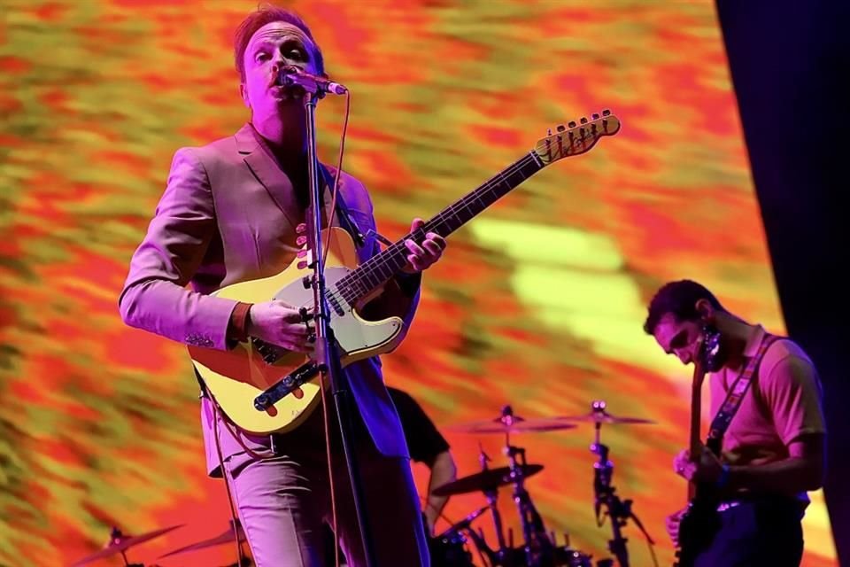 Two Door Cinema Club encendió al público con su actuación.