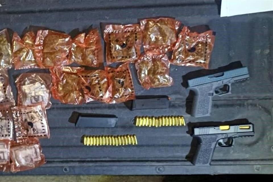 Los sospechosos llevaban dos pistolas y varias de dosis de cocaína, cristal y mariguana.