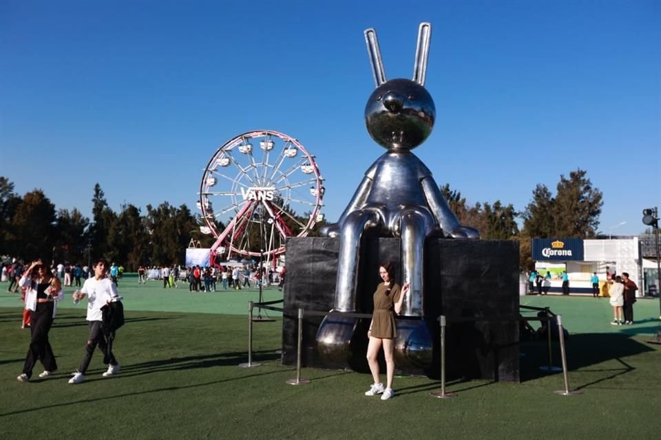 No puede faltar la foto con la escultura de metal, que se encuentra dentro del recinto.