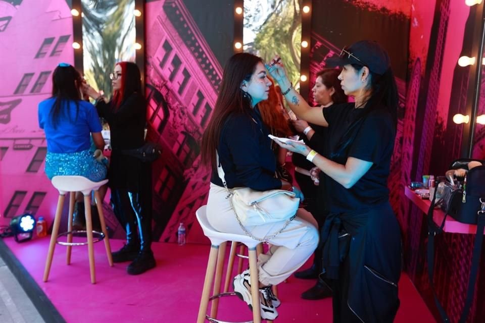 Las asistentes se pueden poner más guapas en el stand de maquillaje del C. Capital.