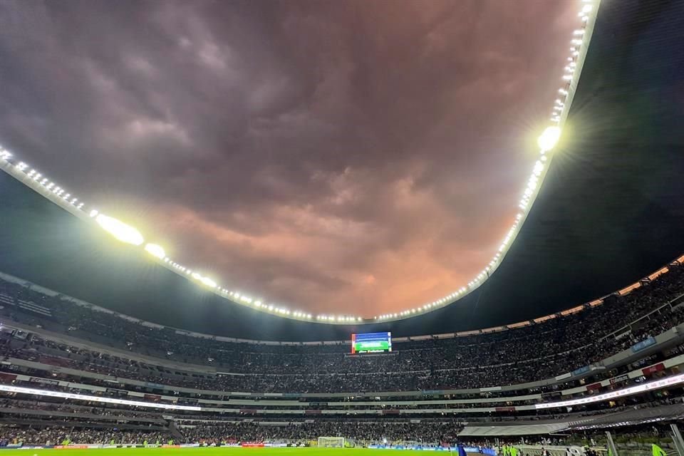 El Azteca a veces pesa a la Selección.