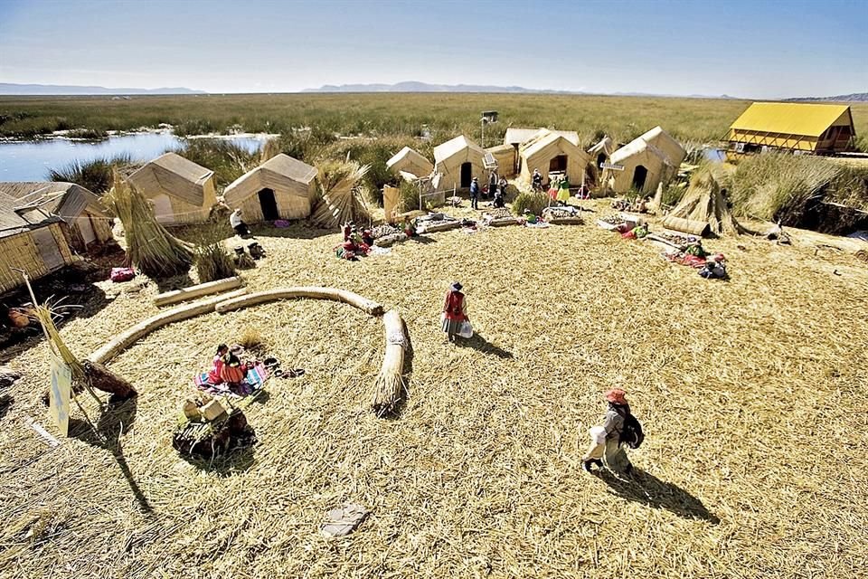 Casas y pobladores de las Islas Flotantes de los Uros.