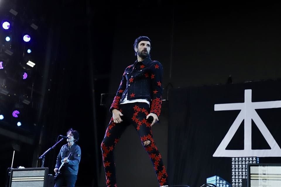 La banda británica Kasabian se presentó en el escenario principal del C. Capital, brindando un show conciso pero muy explosivo.