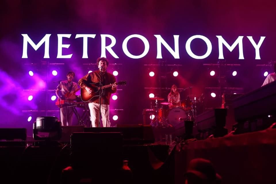 Las bandas Metronomy y Parcels mostraron su creatividad musical a los asistentes del C. Capital, quienes corearon y bailaron sus canciones.