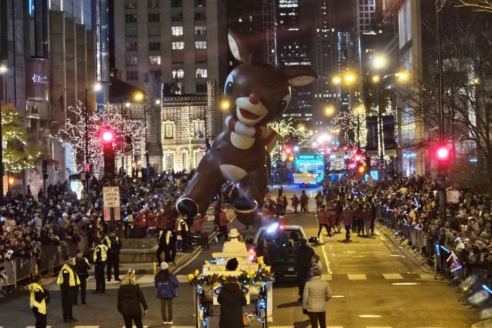 El espíritu navideño ya se hizo presente en Chicago, donde dieron banderazo de salida a esta festividad con desfile masivo, luces y música.