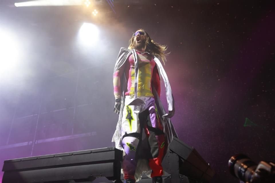 Thirty Seconds To Mars enloqueció a sus fans del C. Capital hablando español y con un show de experiencia sensorial.