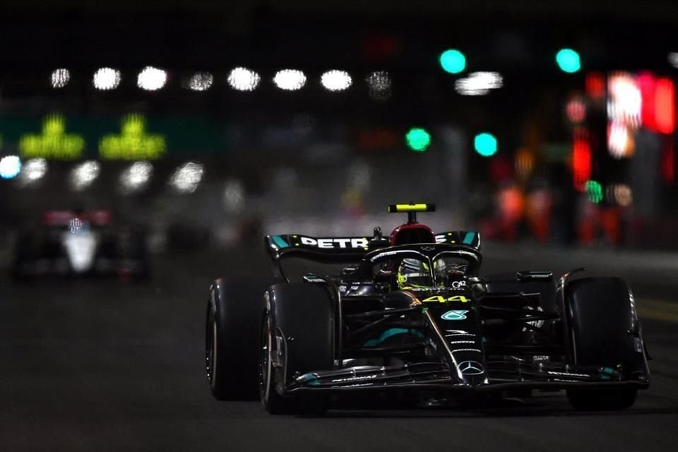 Lewis Hamilton batalló en la carrera.