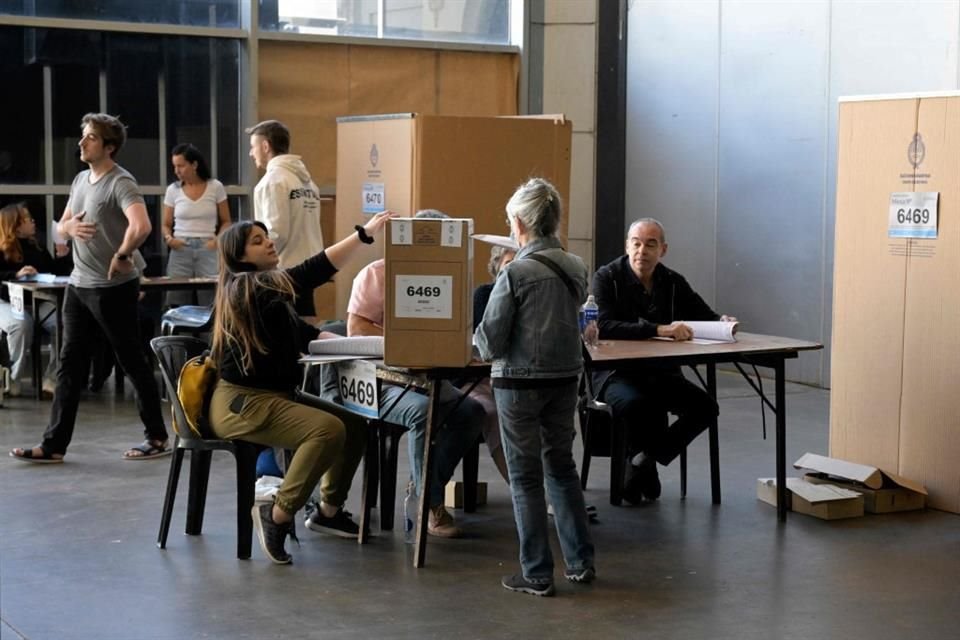 Una mujer vota en una casilla en Buenos Aires durante las elecciones de Argentina.