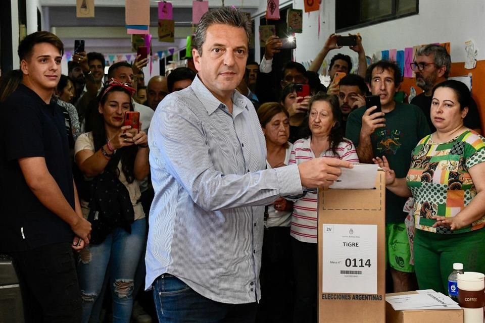 El candidato presidencial Sergio Massa emitió su voto en Tigre, Buenos Aires.