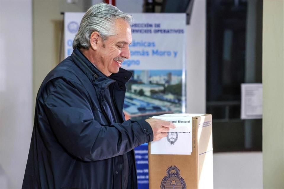 El Presidente de Argentina emitiendo su voto durante la segunda vuelta electoral en Buenos Aires.