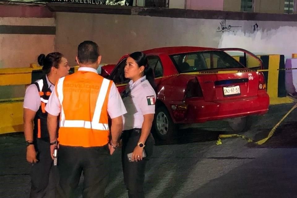 El conductor perdió el control y se estrelló contra el muro, según la indagatoria de los agentes.