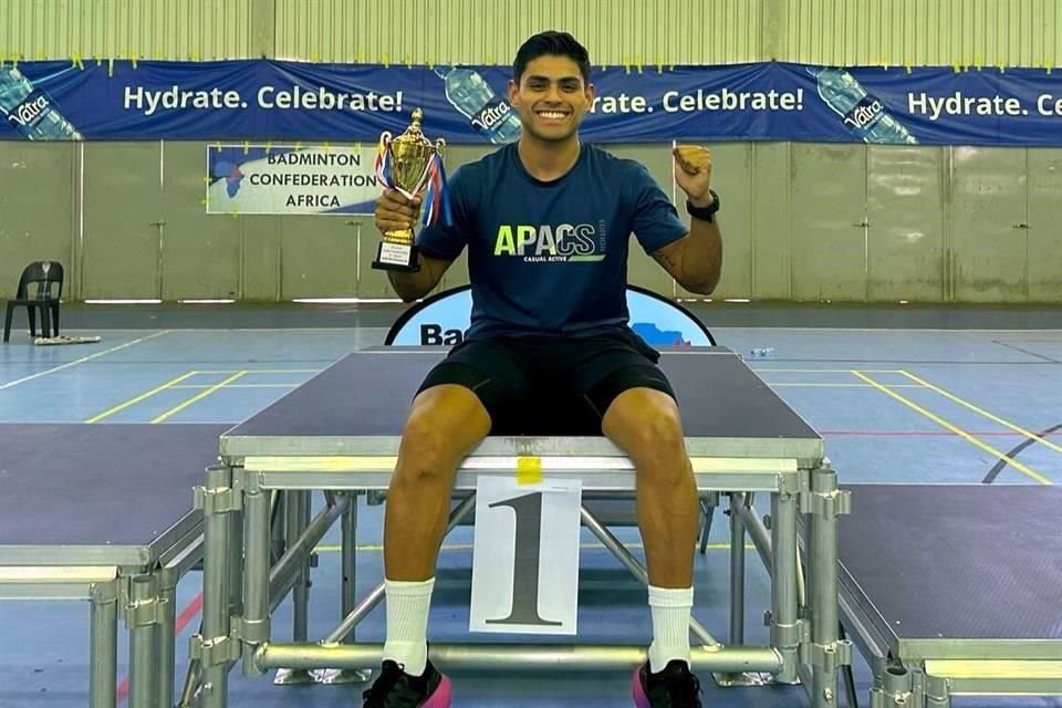 Ramón Garrido en el podio de premiación.