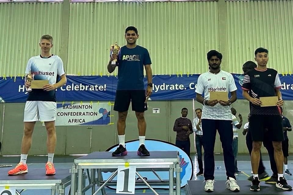 Ramón Garrido en el podio de premiación.