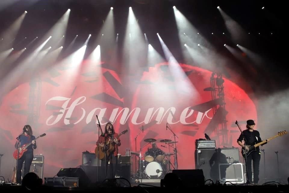 The Breeders  comenzó su presentación en el C. Capital con 'Cannonball'.