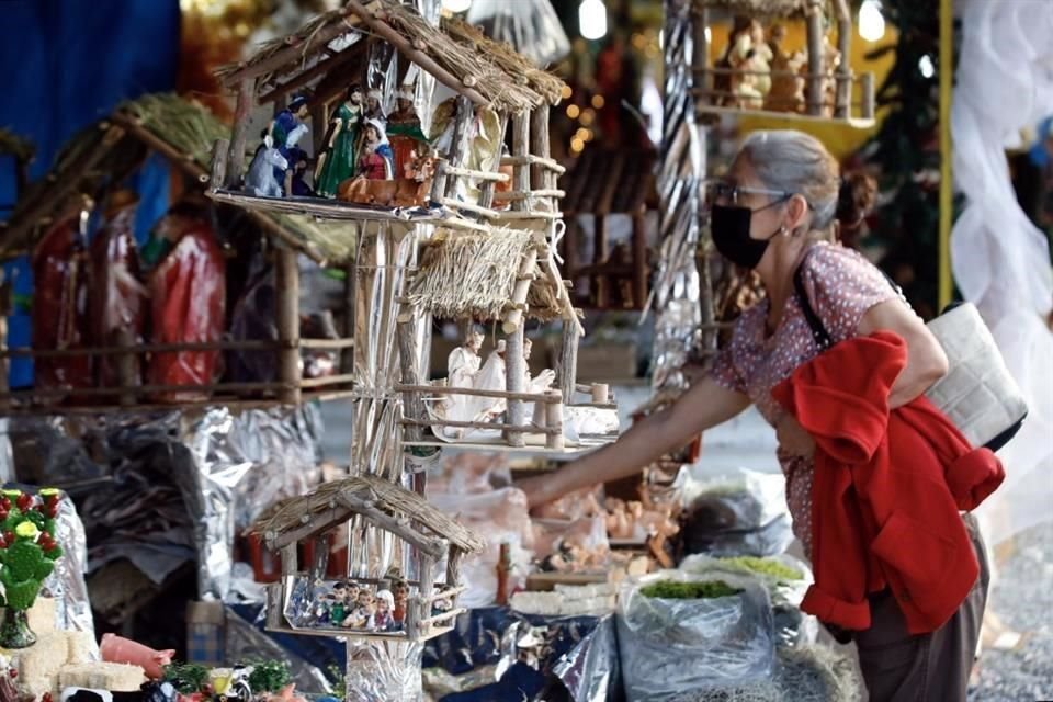 Decoraciones, series de luces y otros accesorios registraron un alza en los precios, de acuerdo con los comerciantes.