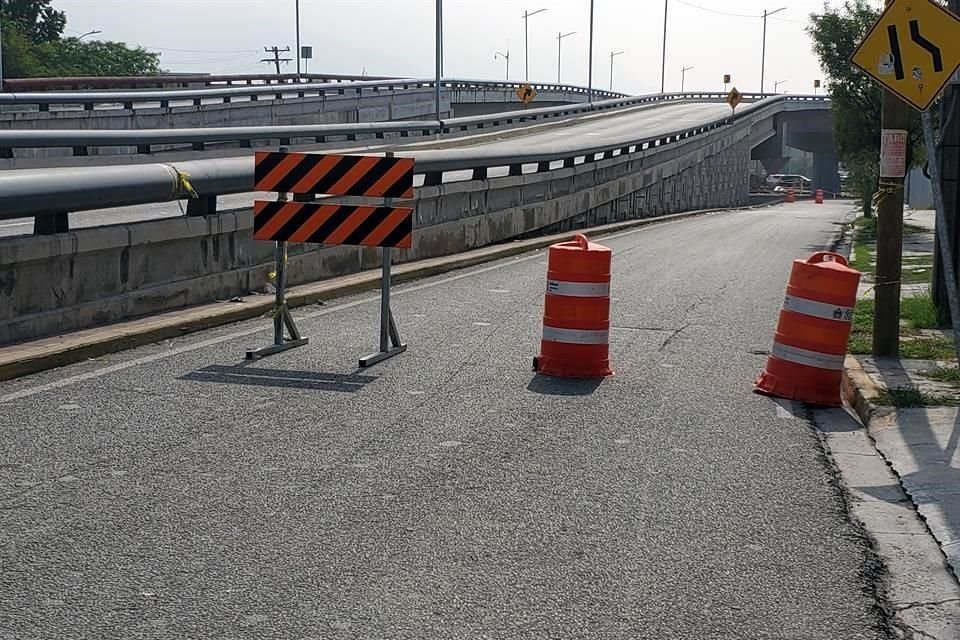 Vecinos denunciaron que las autoridades cerraron el paso a los vehículos sin realizar un aviso previo.