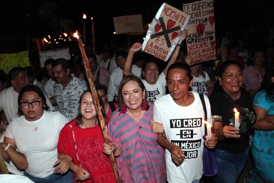 La aspirante presidencial del Frente Amplio por México, Xóchitl Gálvez, inició su precampaña con una caminata en Coyuca de Benítez, afectada por Guerrero.