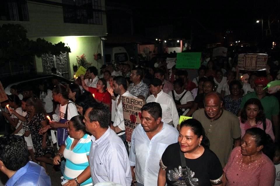 Simpatizantes de Xóchitl Gálvez recorrieron distintas colonias de Coyuca de Catalán junto con la precandidata del Frente Amplio.