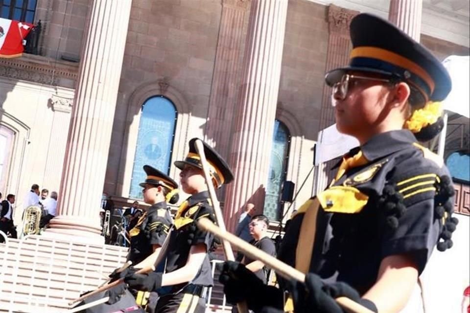 En el desfile participaron escoltas de escuelas públicas.