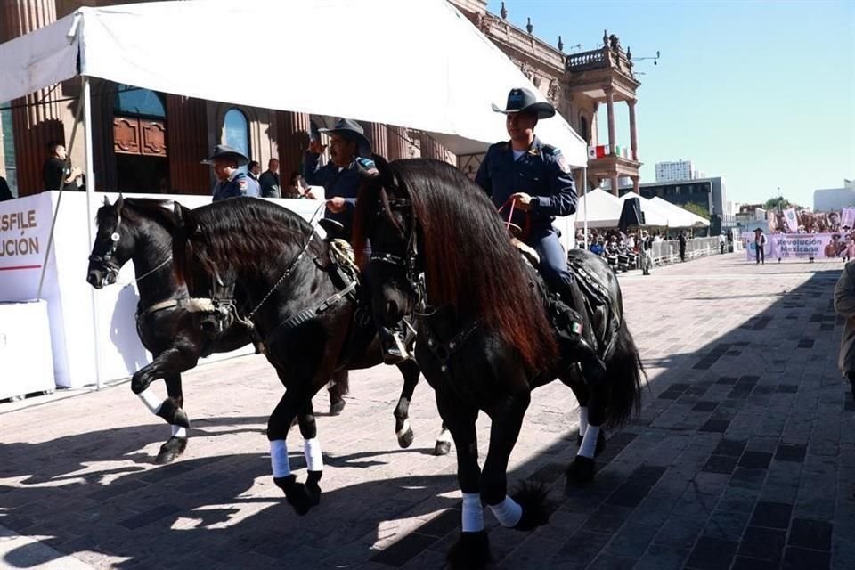 Así mismo, la Policía montada desfiló en conmemoración.