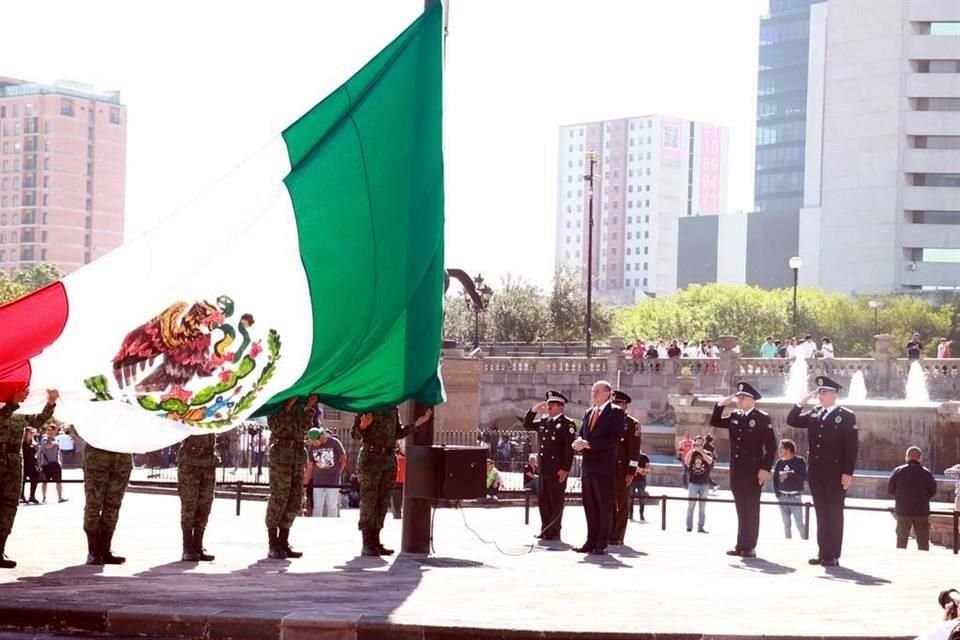 Javier Navarro rindió los honores a la bandera antes de comenzar el desfile.