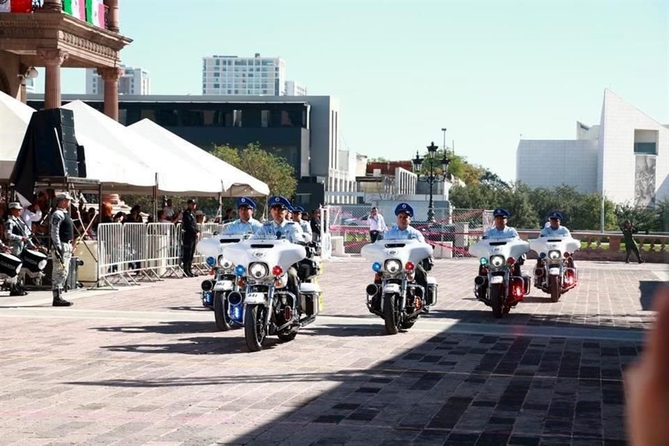 Elementos de la Policía de Monterrey también participaron en el desfile.