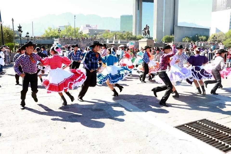 También se realizaron los bailes típicos del Estado.