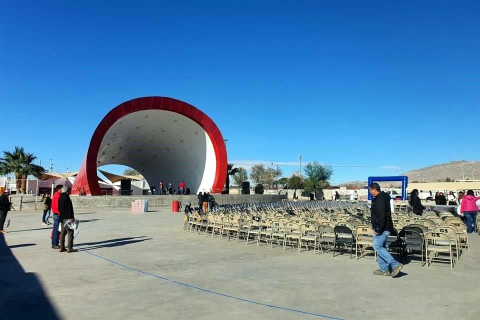 El sillerío dispuesto frente a la concha acústica.