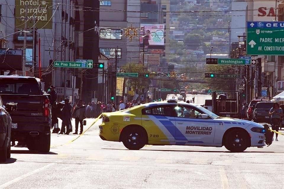 Los contingentes que participan en el desfile de la Revolución se reagrupan en la Alameda y por este motivo la zona está cerrada y colapsada.