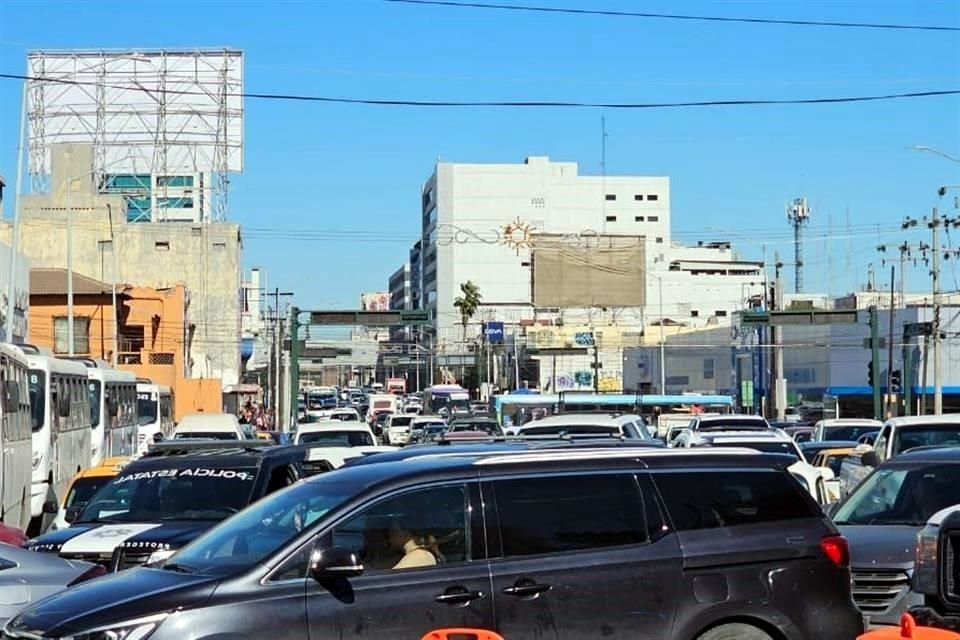 El cierre de la Avenida Pino Suárez a la altura de la Alameda bloqueó por completo la vialidad y generó un super atoron vial.