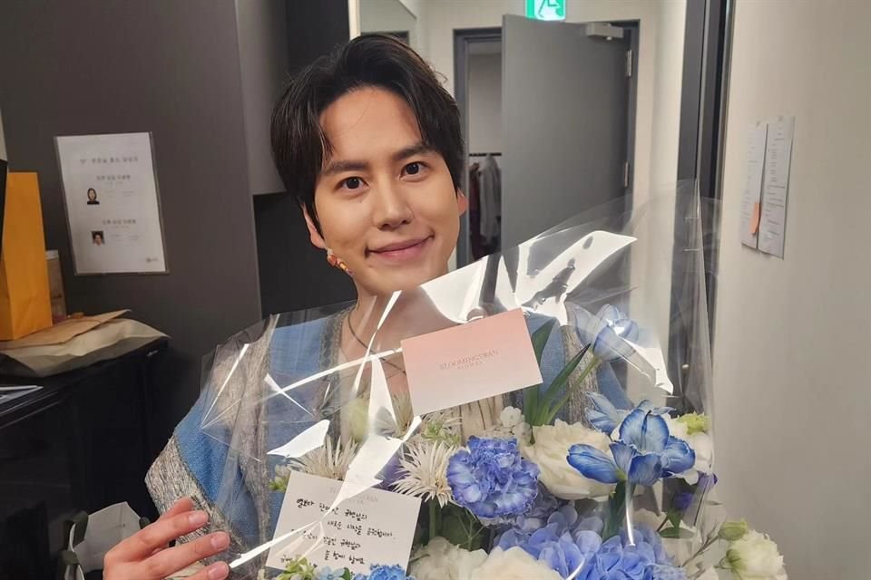 El miembro de Super Junior también es actor, incluso ha compartido a sus fans mensajes de agradecimiento por el éxito que ha recibido en teatro.