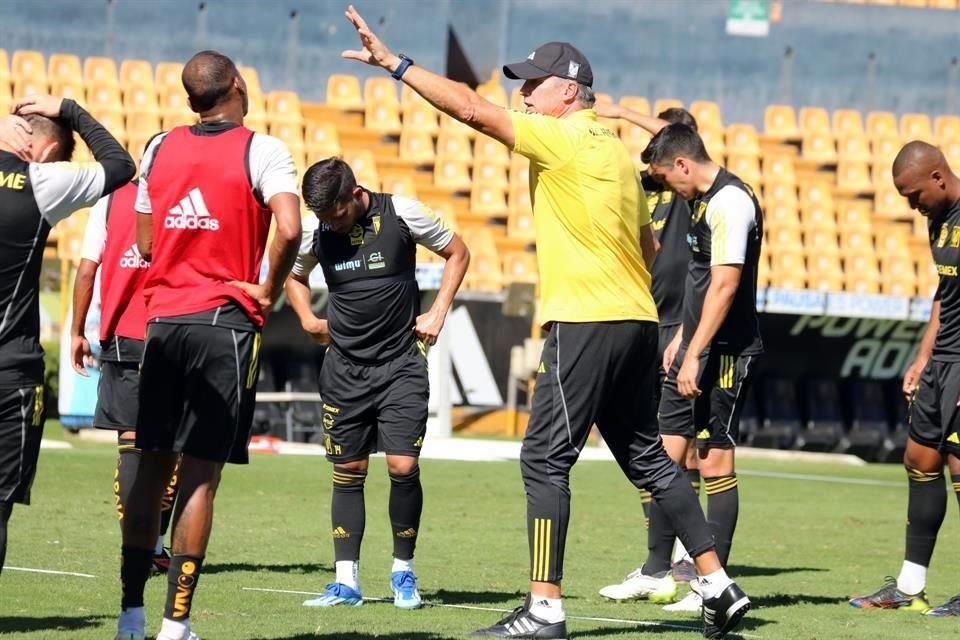 Robert Dante Siboldi gira indicaciones en el entrenamiento de este lunes en el Estadio Universitario.