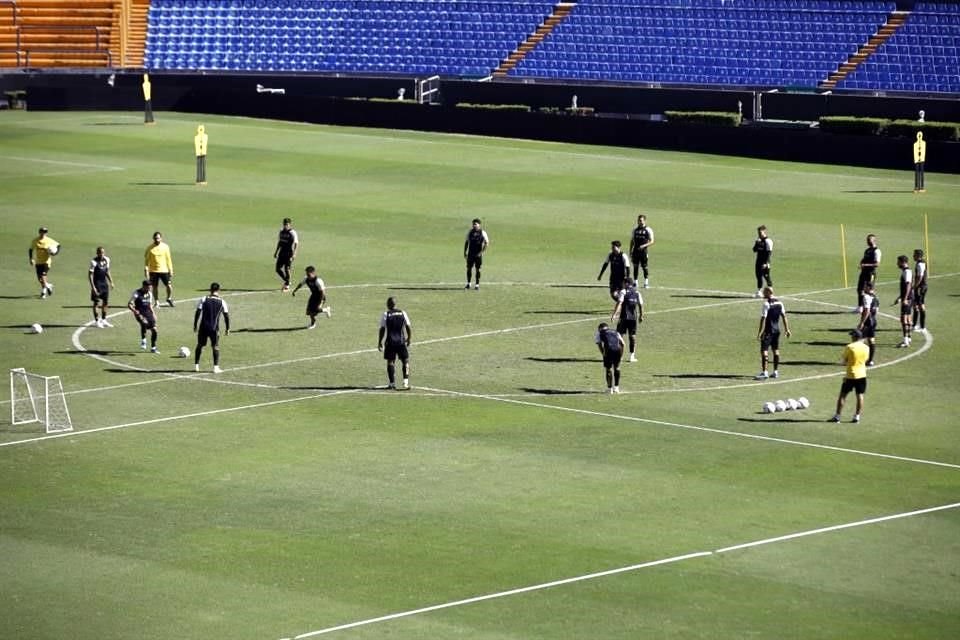 Los jugadores de Tigres realizan 'torito' en el Estadio Universitario.