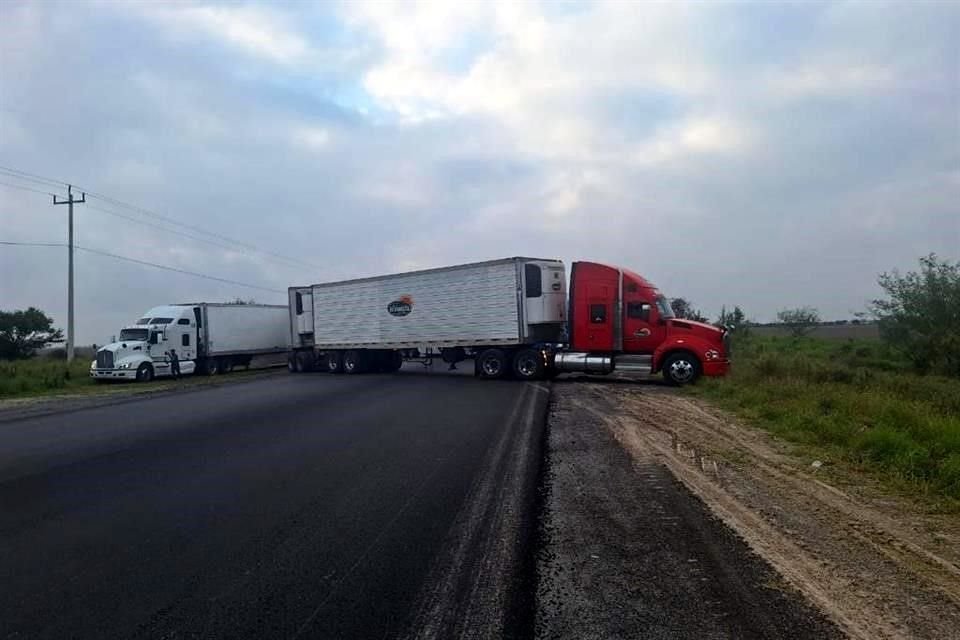 Los delincuentes atravesaron tráileres en el kilómetro 68 de la Carretera Reynosa-San Fernando.