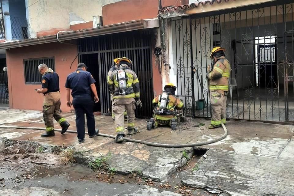 Elementos de Bomberos y rescatistas controlaron el fuego.