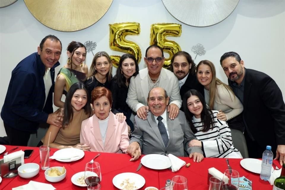 Norma Alicia Alanís de Serrano y Jorge Serrano Díaz con su familia