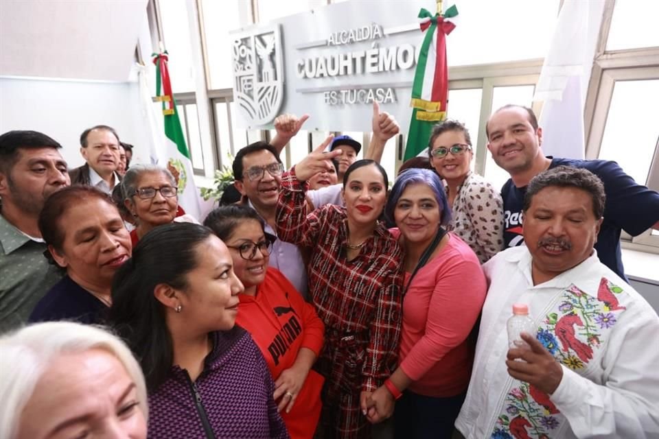 Sandra Cuevas fue acompañada por simpatizantes que le gritaron porras cuando ingresó y le aplaudieron durante su discurso.