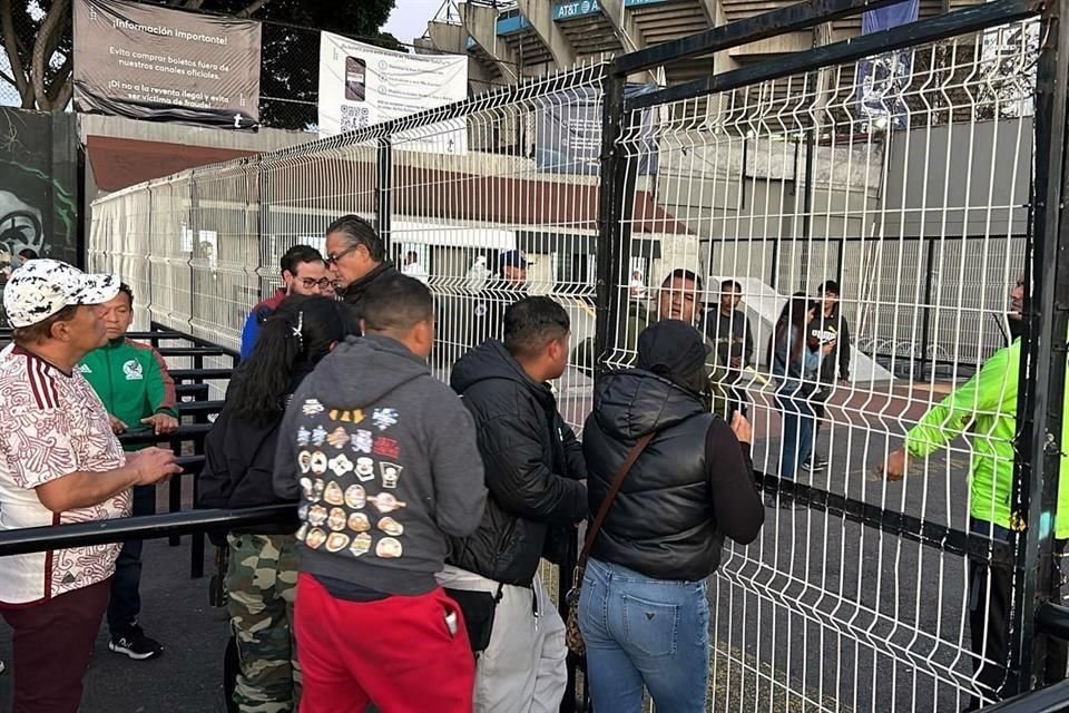 Hubo gente que se acercó y se encontró con que las taquillas estaban cerradas, porque los boletos ya estaban agotados.