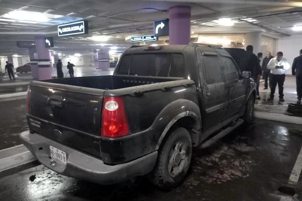 Los elementos controlaron el fuego originado en el área de motor de una camioneta Ford Explorer.