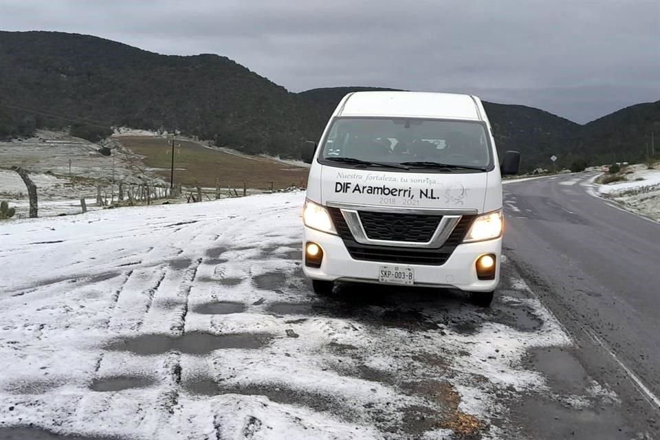 El aguanieve cayó con más intensidad en la Carretera 61 Galeana - Doctor Arroyo.