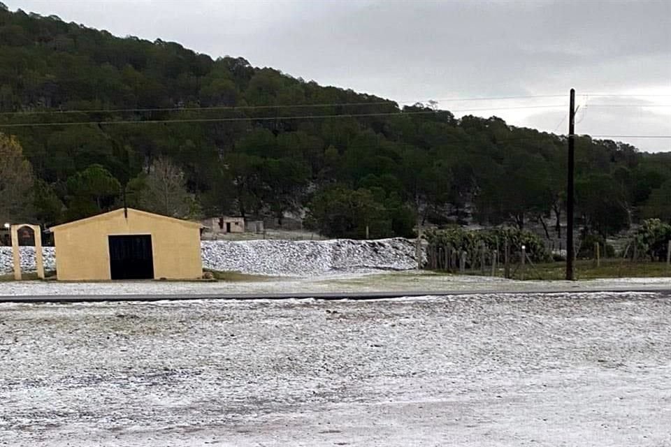 El aguanieve cayó con más intensidad en la Carretera 61 Galeana - Doctor Arroyo.