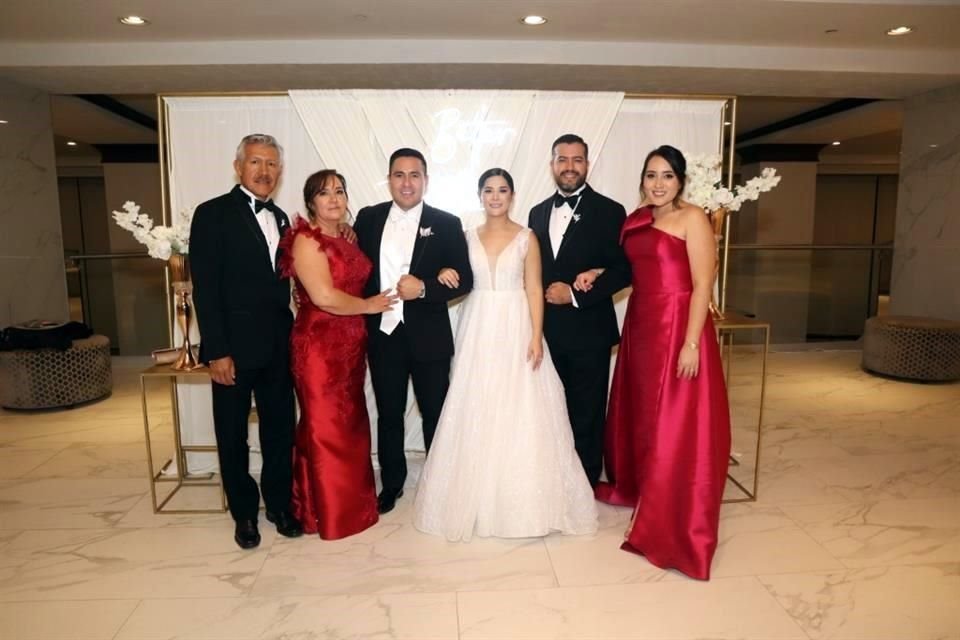 FAMILIA DEL NOVIO César Álvarez Reséndiz, Elsa Castro de Álvarez, LOS NOVIOS, Kenny Lemus y Verónica Álvarez