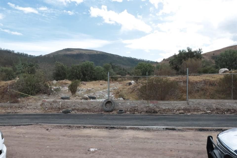 Según reportes preliminares, el hombre tenía entre 25 y 30 años, y estaba tendido en un paraje aledaño a los campos de futbol 'Los Centenarios', en el Ejido de Tenayuca. 