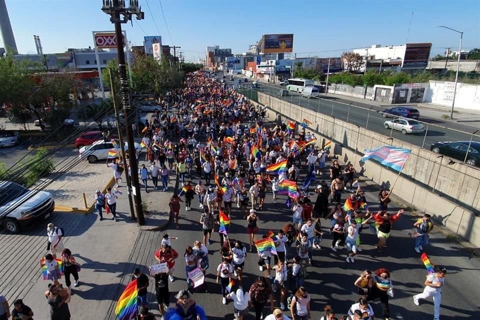 Con banderas arcoiris y ropa alusiva a la comunidad, cientos de personas se congregaron en el cruce de las calles Alfonso Reyes y General Anaya.