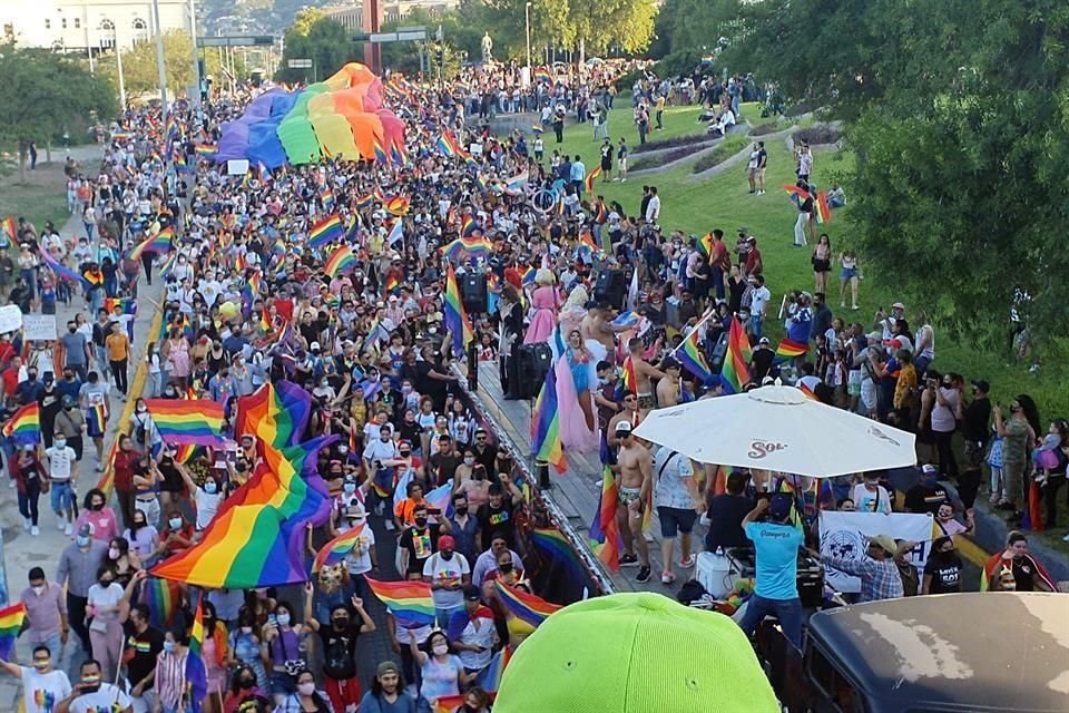Con banderas del arcoiris, miles marcharon ayer por las calles del Centro.