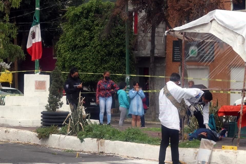 Al comerciante lo atacaron mientras terminaba de instalarse. Le dispararon en cinco ocasiones ante la mirada de otros comerciantes y clientes.