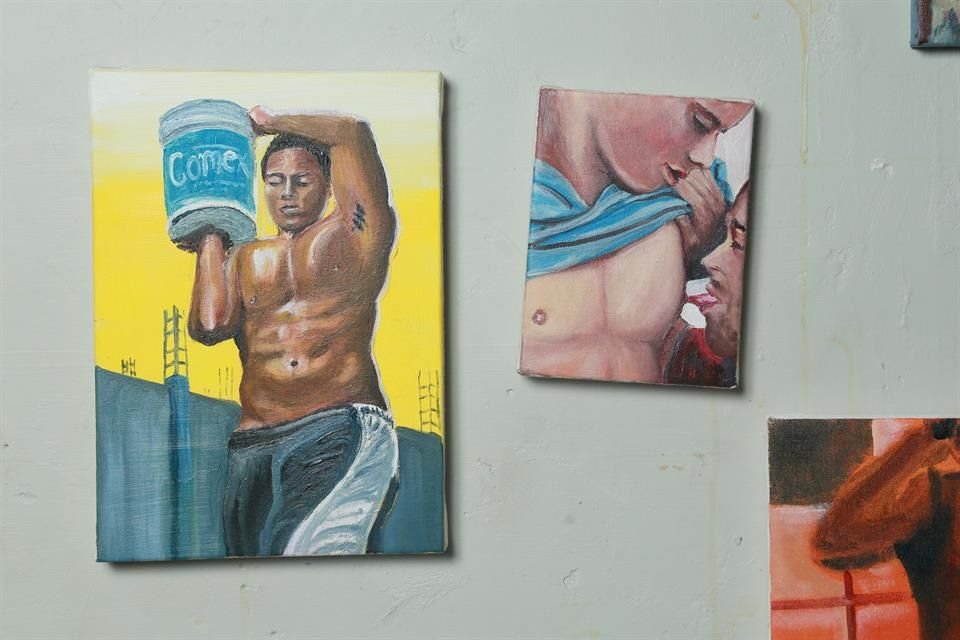 Parte del trabajo plástico del creativo oaxaqueño se inspira en el homoerotismo.