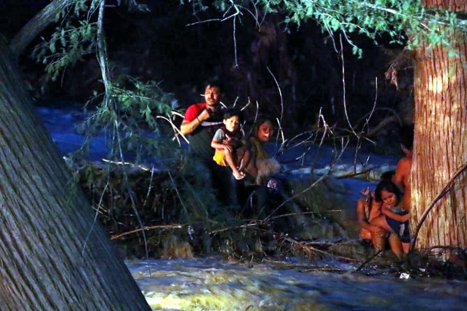 La familia fue rescatada al quedar atrapada por la corriente en el Río La Silla.