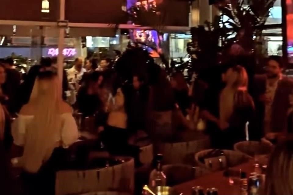En zona de Acueducto, un concierto con Bobby Pulido abarrotó uno de los antros.
